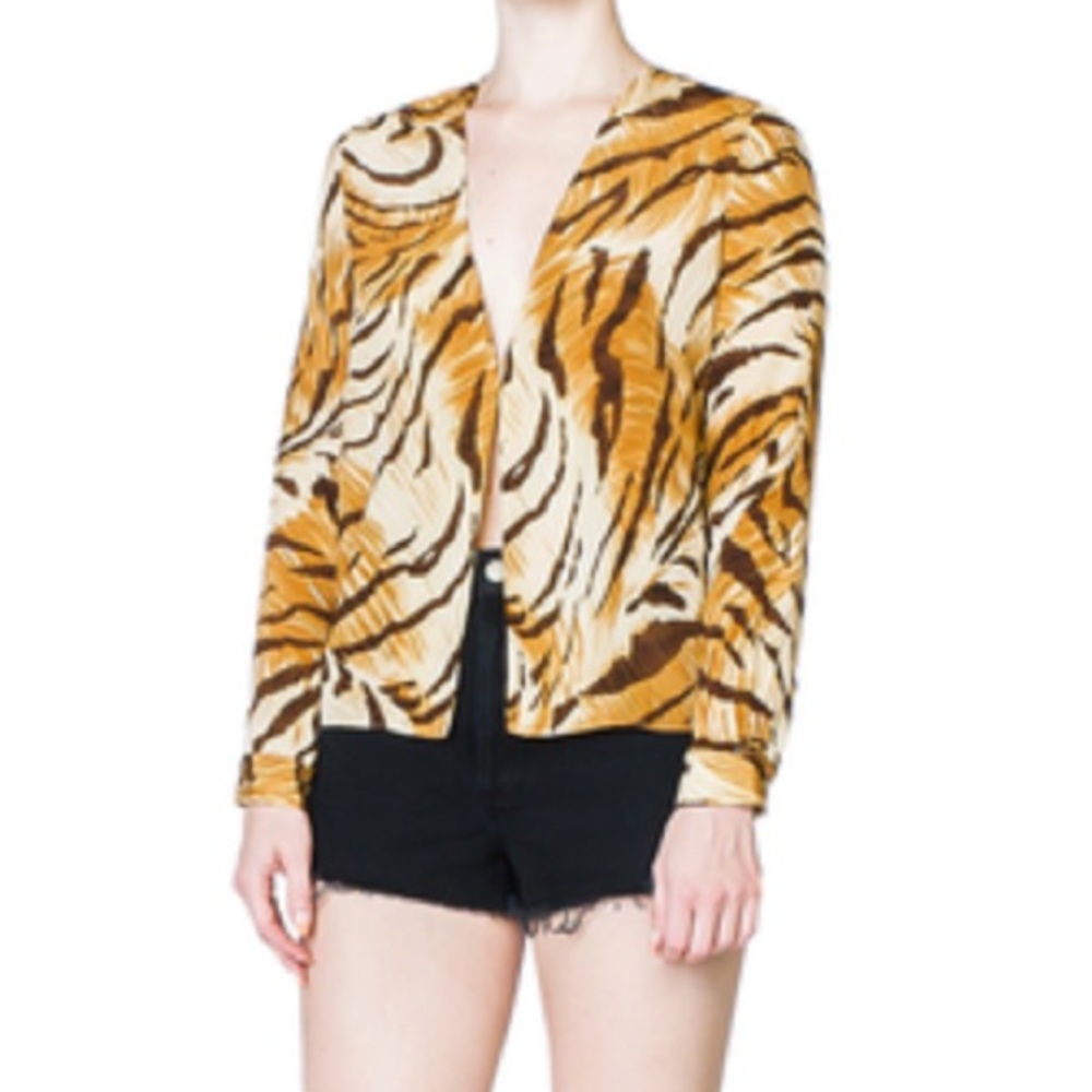 CIAOLUCIA sleeve top with a deep v-neckline